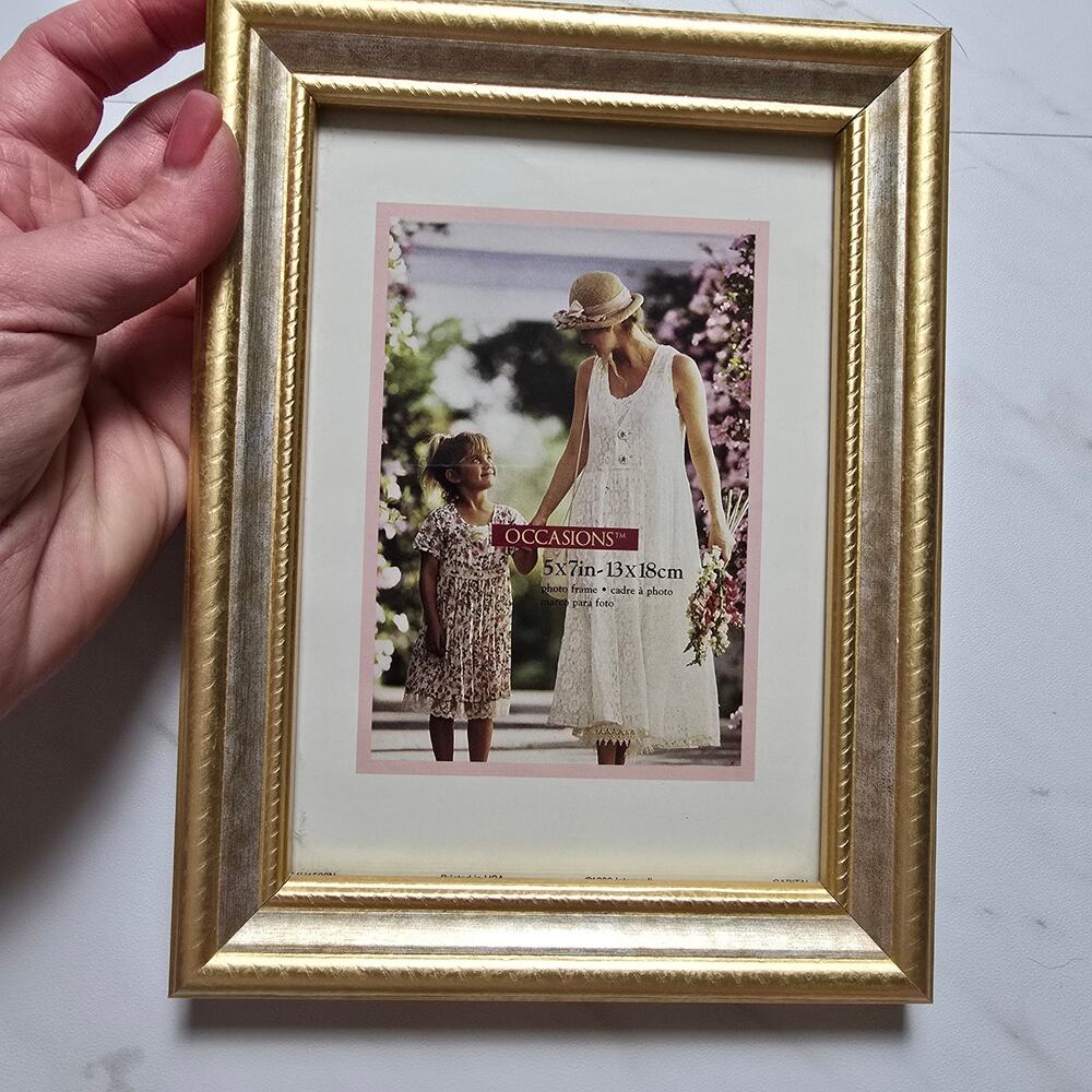 Vintage Occasions 5'7 Gold and Silver Frame